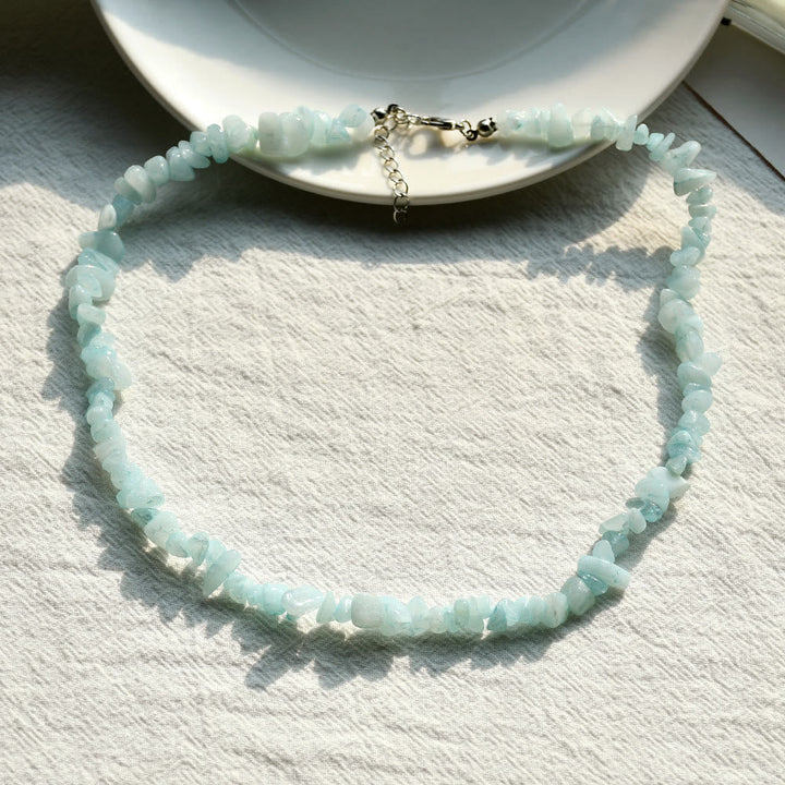 Auffällige Damen Kette mit glänzenden, polierten Natursteinen; individueller Stil.
