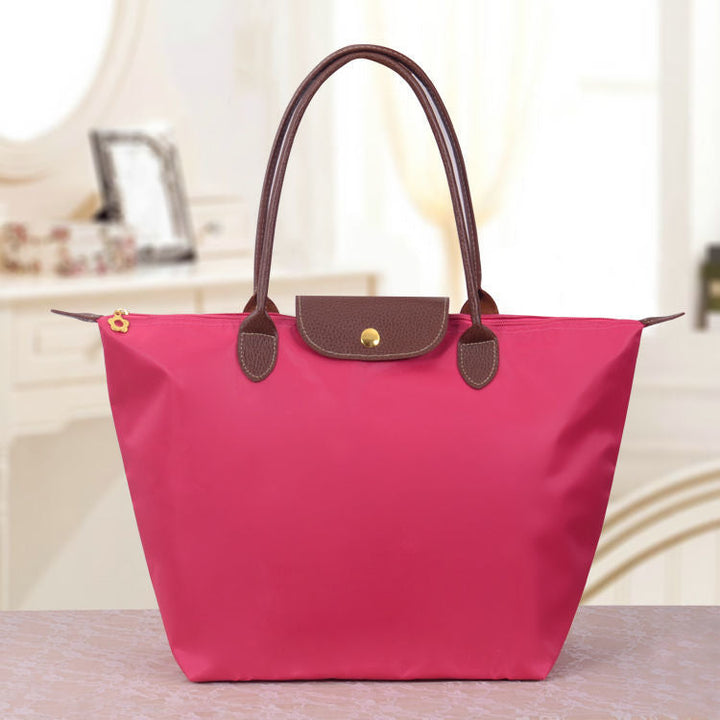 Nahaufnahme: Robuster Oxford-Stoff der Damen Schultertasche. Langlebiges und elegantes Accessoire.