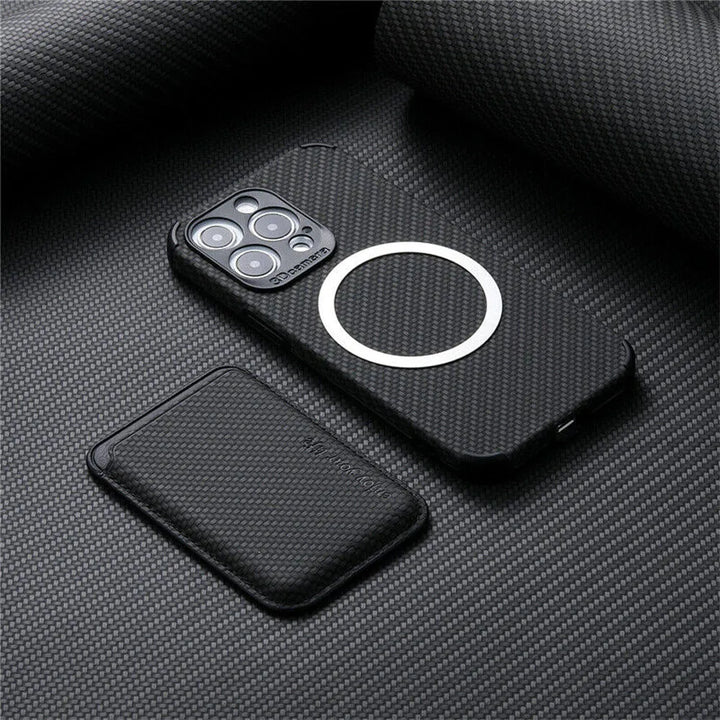 Stilvolle Carbonfaser iPhone Schutzhülle mit Kartenfach und MagSafe für sicheres kabelloses Laden.