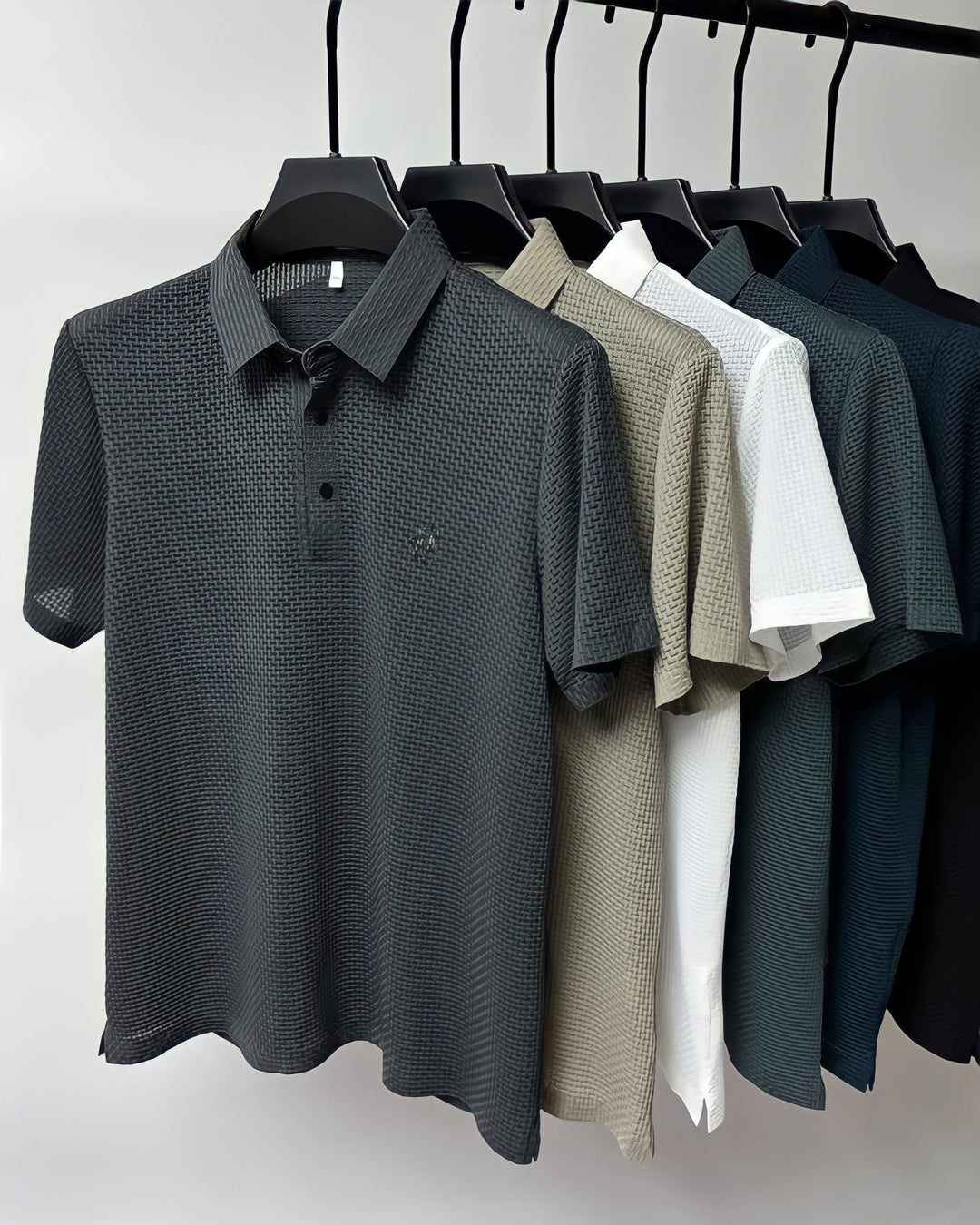 Mann trägt bequemes, bügelfreies Herren Slim Fit Polohemd. Perfekt für Freizeit & Outdoor-Aktivitäten.