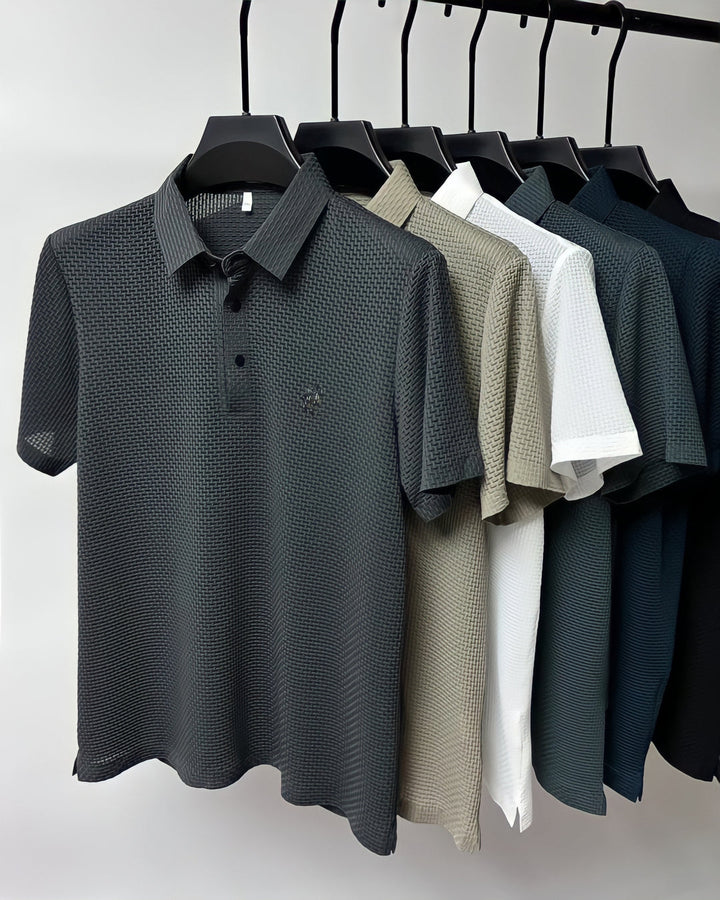 Mann trägt bequemes, bügelfreies Herren Slim Fit Polohemd. Perfekt für Freizeit & Outdoor-Aktivitäten.