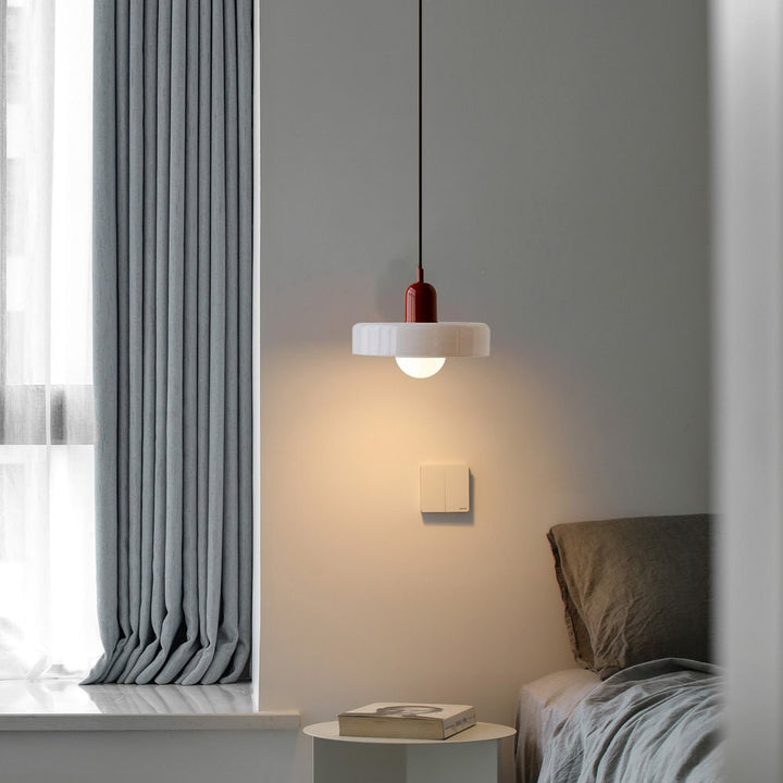 Farbenfrohe Buntglas Pendelleuchte, modern. Stilvolle Glaslampe für Essbereich.
