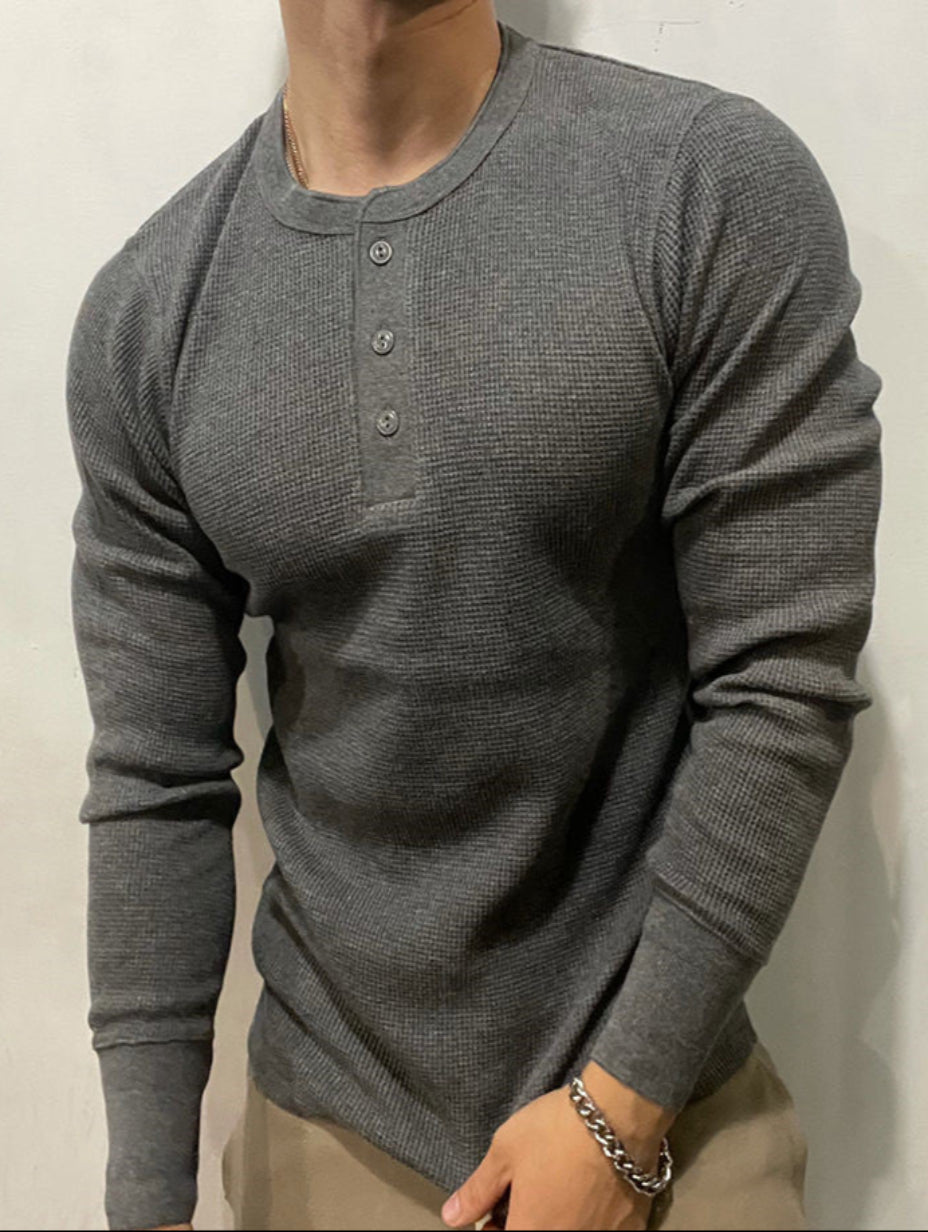 Detailaufnahme: Waffelstruktur und Henley-Knopfleiste des stylischen Herren Langarmshirts.