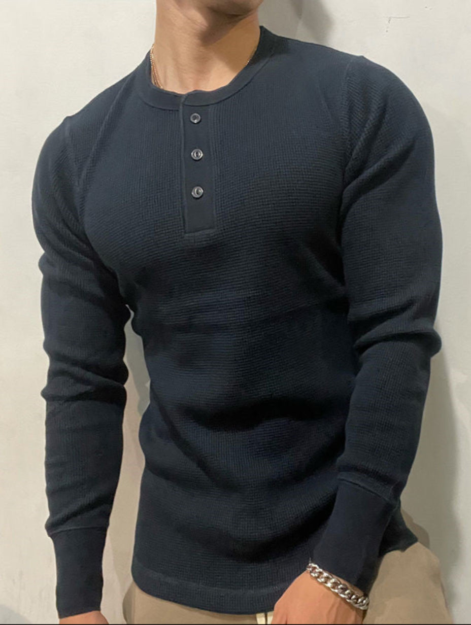 Herren Oberteil mit Waffelstruktur, Henley-Kragen, Langarm, schmale Passform für stylische Outfits.