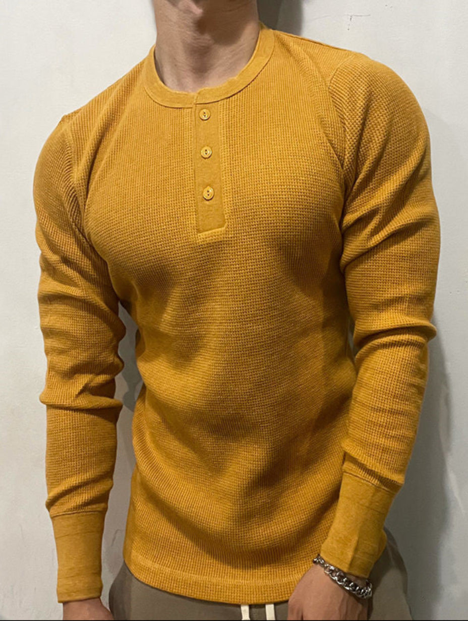 Elegantes Herren Langarmshirt mit Henley-Kragen, Waffelstruktur, vielseitig für Freizeit.