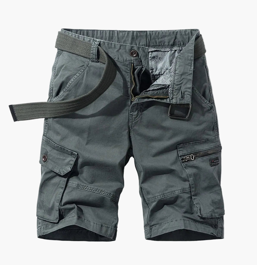 Dunkelblaue Herren Cargo Shorts. Bequeme Männer-Shorts mit vielen Taschen für Outdoor & Freizeitaktivitäten.