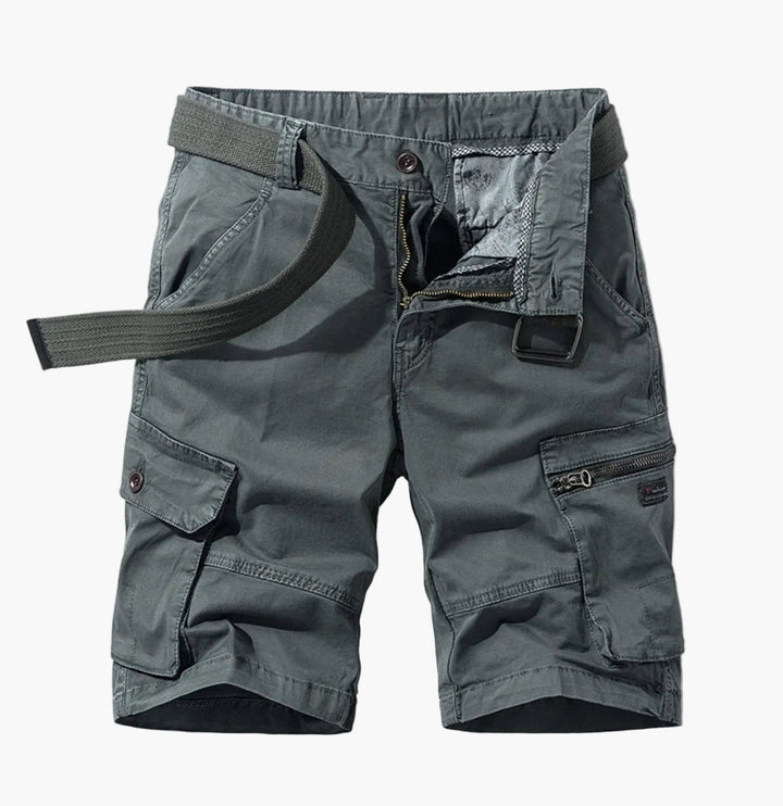 Dunkelblaue Herren Cargo Shorts. Bequeme Männer-Shorts mit vielen Taschen für Outdoor & Freizeitaktivitäten.