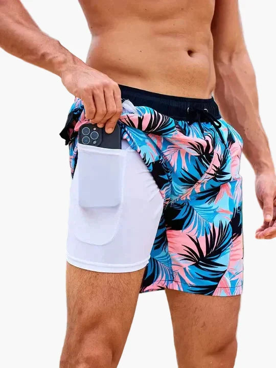 Nahaufnahme der schnelltrocknenden, tropischen Herren Badeshorts mit Kompressions-Innenshorts.