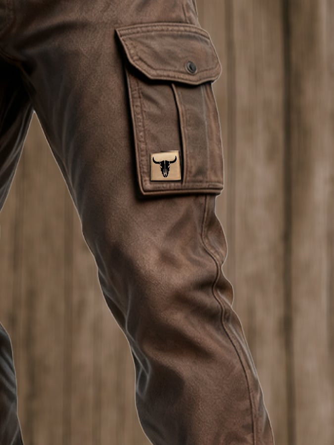 Nahaufnahme der braunen, robusten Herren Cargo-Hose mit Taschendetails. Ideal für kalte Herbst- & Wintertage.
