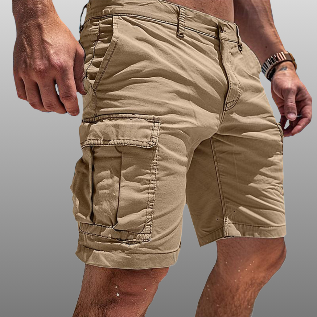 Detailansicht der robusten Cargo-Shorts für Herren mit praktischen Seitentaschen. Perfekt für Outdoor und Freizeit.