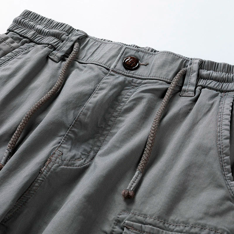 Alltags-Herren Cargo-Shorts. Leichter Stoff, Regular Fit, perfekt für einen entspannten Sommer-Look.