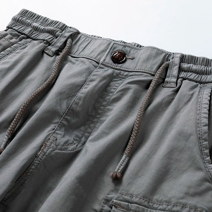 Alltags-Herren Cargo-Shorts. Leichter Stoff, Regular Fit, perfekt für einen entspannten Sommer-Look.