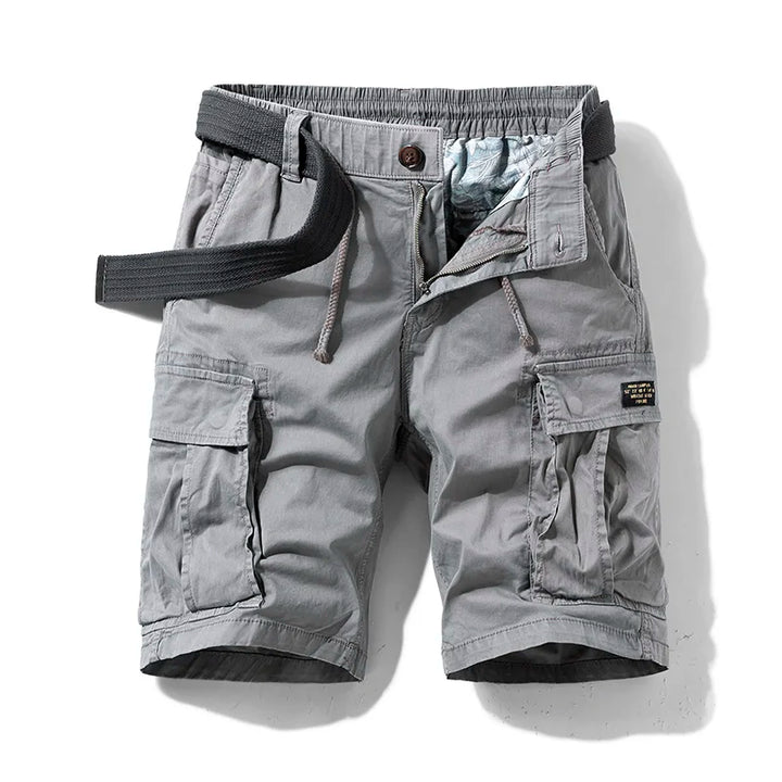 Leichte Herren Cargo-Shorts für heiße Tage. Praktische Sommer-Shorts mit mehreren Taschen für Komfort.