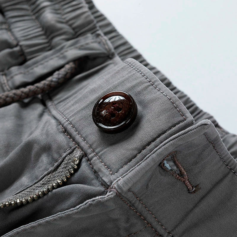 Praktische Herren Cargo-Shorts mit Seitentaschen. Bequeme Sommer-Shorts, vielseitig für jede Aktivität.