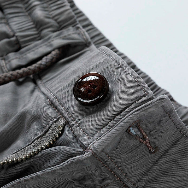 Praktische Herren Cargo-Shorts mit Seitentaschen. Bequeme Sommer-Shorts, vielseitig für jede Aktivität.