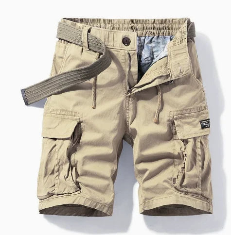 Lässige Herren Cargoshorts in Khaki mit praktischen Seitentaschen, perfekt für sommerliche Outdoor-Aktivitäten.