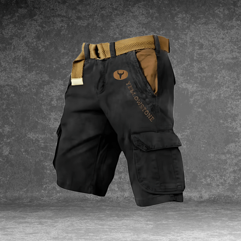 Mann trägt lässige Herren Cargo Shorts Regular Fit in Beige, perfekt als Sommerkleidung & Freizeithose.