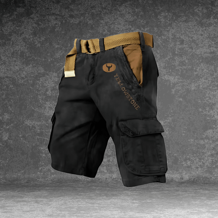 Mann trägt lässige Herren Cargo Shorts Regular Fit in Beige, perfekt als Sommerkleidung & Freizeithose.
