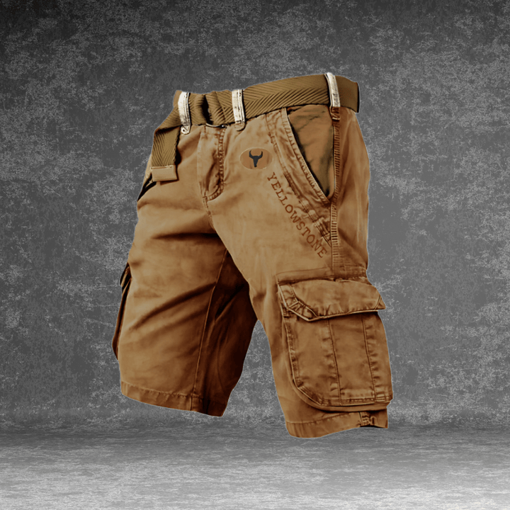 Aktiver Mann in bequemen Herren Cargo Shorts, ideale Outdoor Shorts & Sommerkleidung mit Regular Fit für Abenteuer.