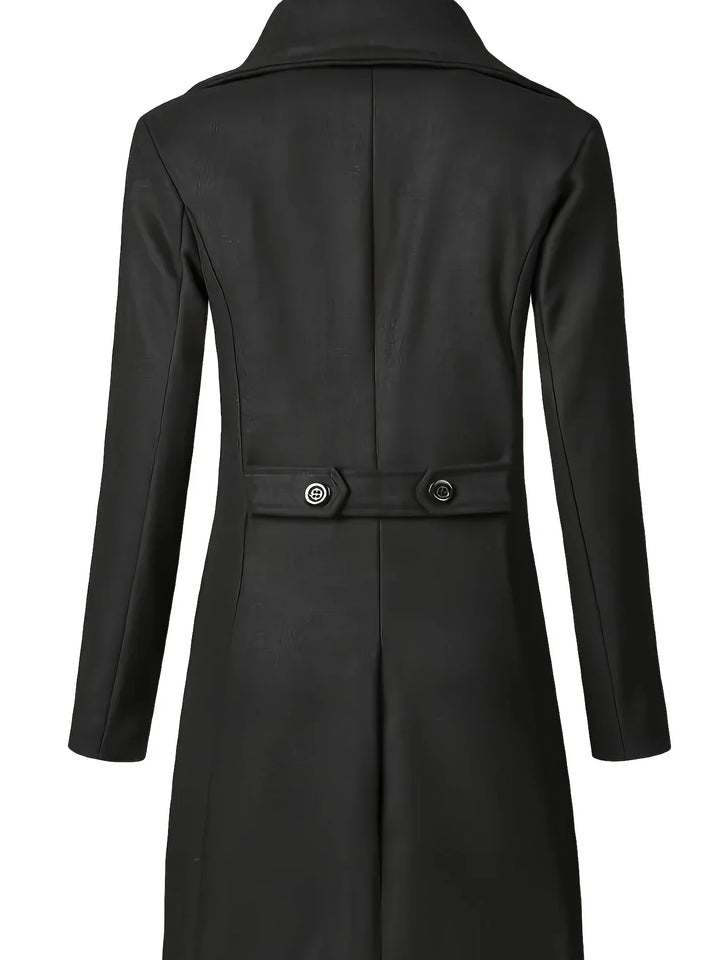 Detailaufnahme: Der Kragen und die doppelreihige Knopfleiste des eleganten Herren Trench-Mantels.