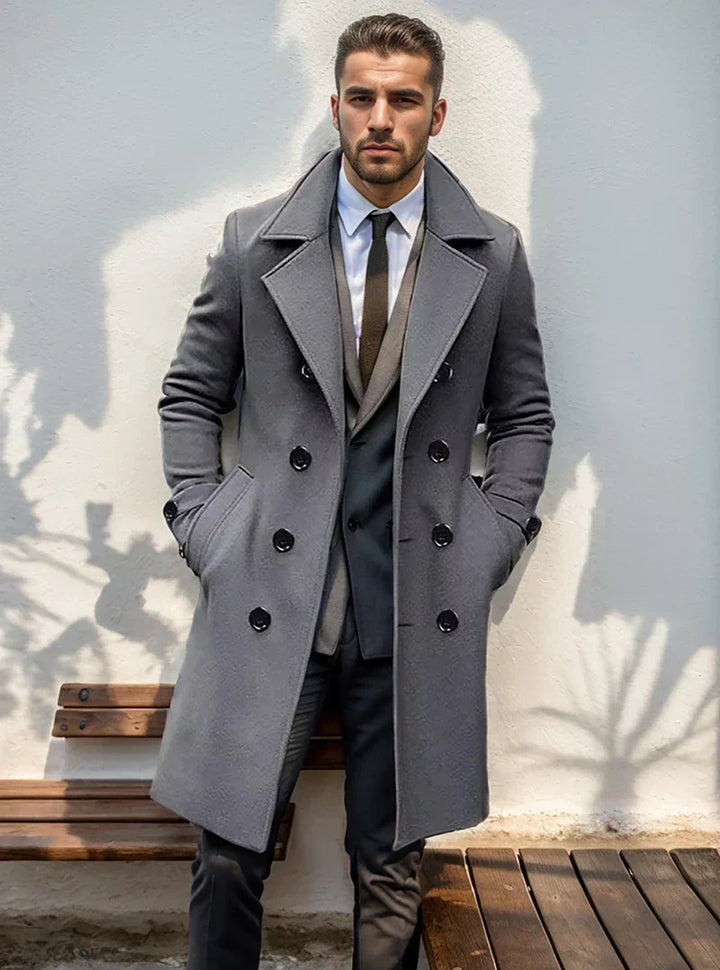 Hochwertiger Herren Trenchcoat, idealer Übergangsmantel für Geschäft & Freizeit. Ein Must-have in Herrenmode.