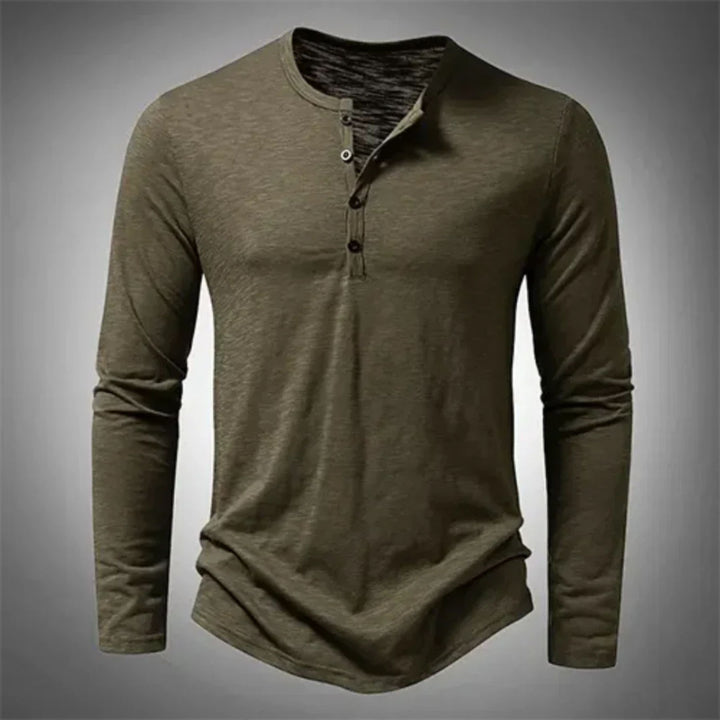 Mann trägt stilvolles Herren Henley Langarmshirt. Lässiges, elegantes Oberteil in Blau, perfekt für Alltag & Freizeitmode.