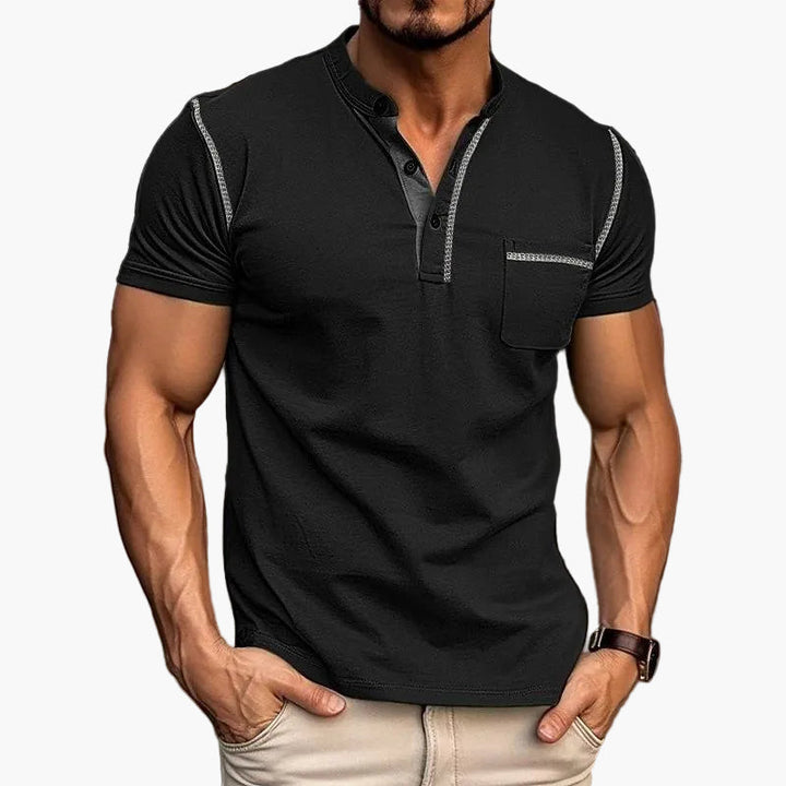 Eleganter Herren Henley, kurzärmlig, mit dezentem Farbakzent. Modisches T-Shirt für den Sommer.