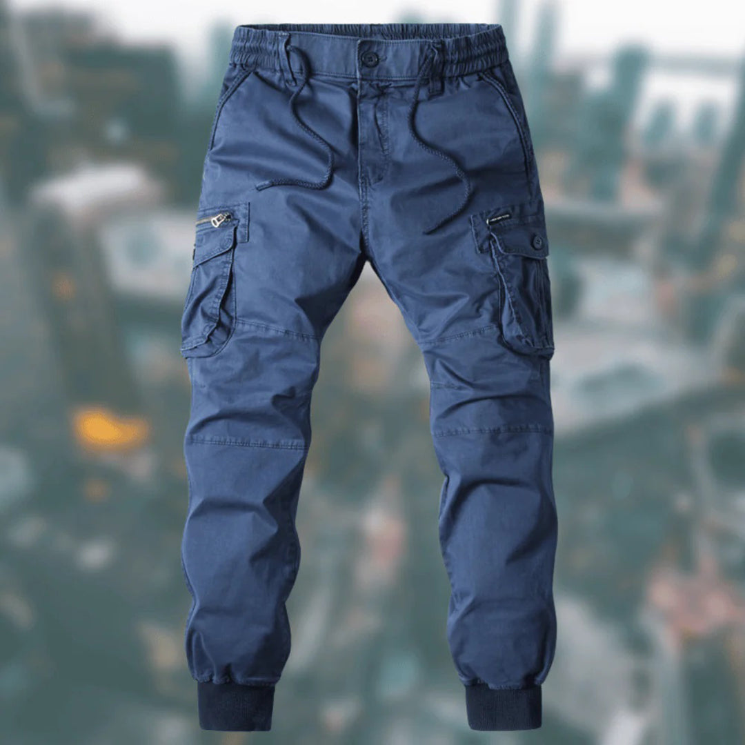 Herren Jogger Cargohose in Schwarz mit praktischen Seitentaschen, ideal für Freizeit, Sport & Streetwear.
