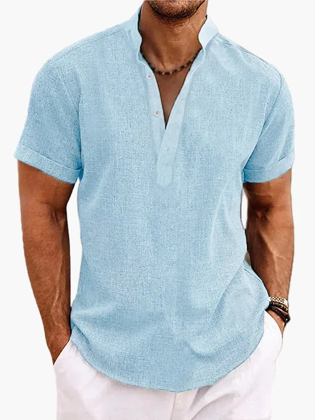 Stylisches Herren Kurzarm Henley Shirt mit Knopfleiste, perfekt für Freizeit, Urlaub und warme Sommertage.