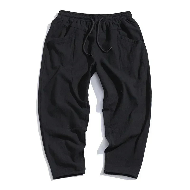 Herren Slim-Fit Cropped Hose für modernen Komfort. Schwarze Freizeithose, elegant und bequem, Kordelzug.