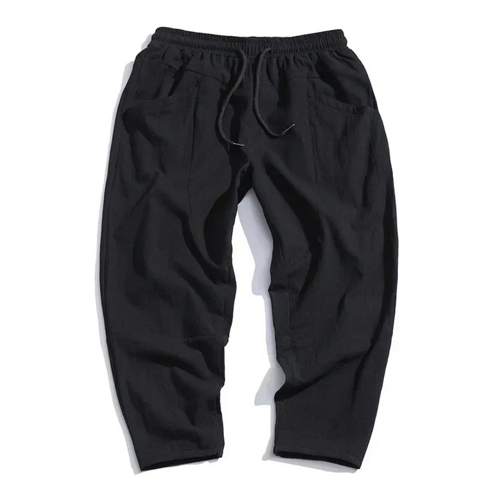 Herren Slim-Fit Cropped Hose für modernen Komfort. Schwarze Freizeithose, elegant und bequem, Kordelzug.