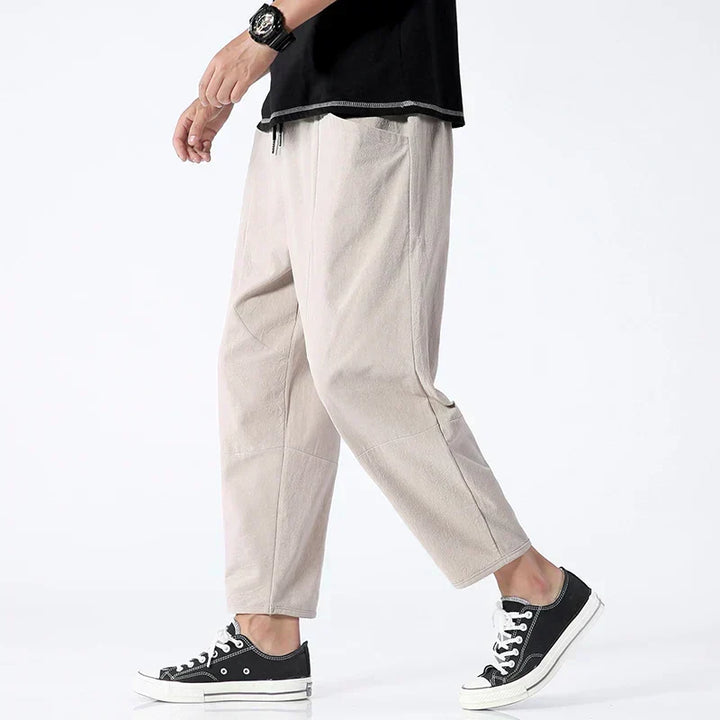 Elegante Herren Slim-Fit Cropped Sommerhose in Khaki. Bequeme Freizeithose für moderne Männer.
