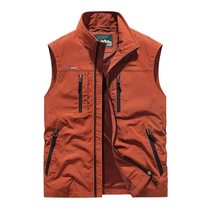 Herren Outdoor Weste mit vielen praktischen Taschen für Wanderungen und Reisen.