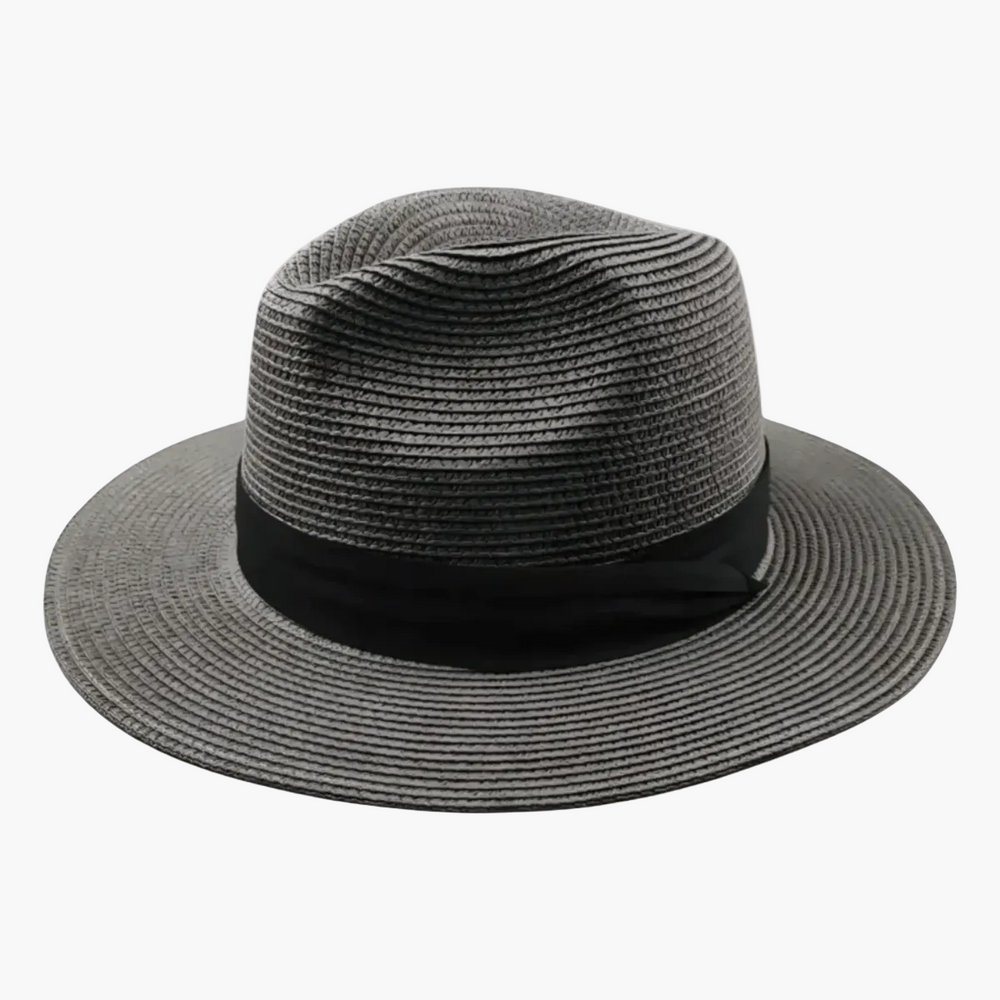 Nahaufnahme des Herren Panamahuts aus feinem Naturstroh, mit schwarzem Hutband, für stilvolle Eleganz und Herrenmode.
