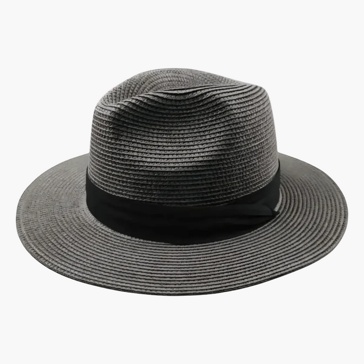 Nahaufnahme des Herren Panamahuts aus feinem Naturstroh, mit schwarzem Hutband, für stilvolle Eleganz und Herrenmode.