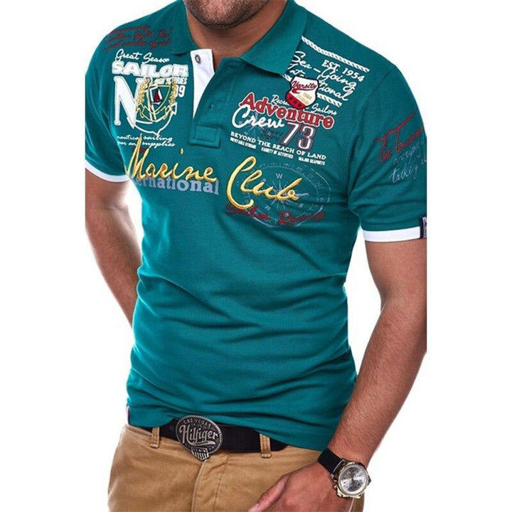 Herren Polo-Shirt mit stilvollem Schriftzug, kurzärmliges Oberteil, perfekt für Sommer und Freizeit.