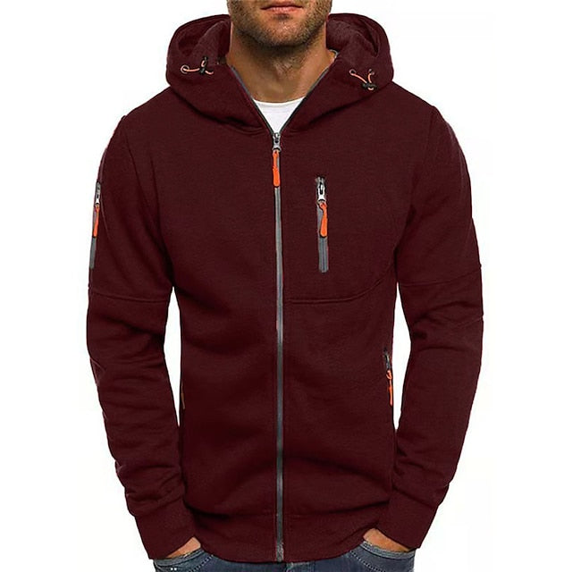 Mann trägt warmen Herren Kapuzenpullover Lukas, perfekt für lässige Herbst-Outfits & Alltag.