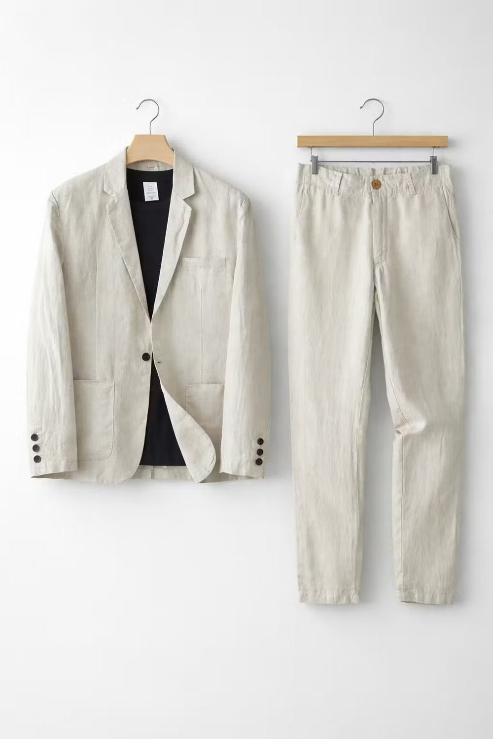 Modischer Herren Leinenanzug mit Sakko und Hose in bequemer, relaxter Passform für Frühling & Sommer.