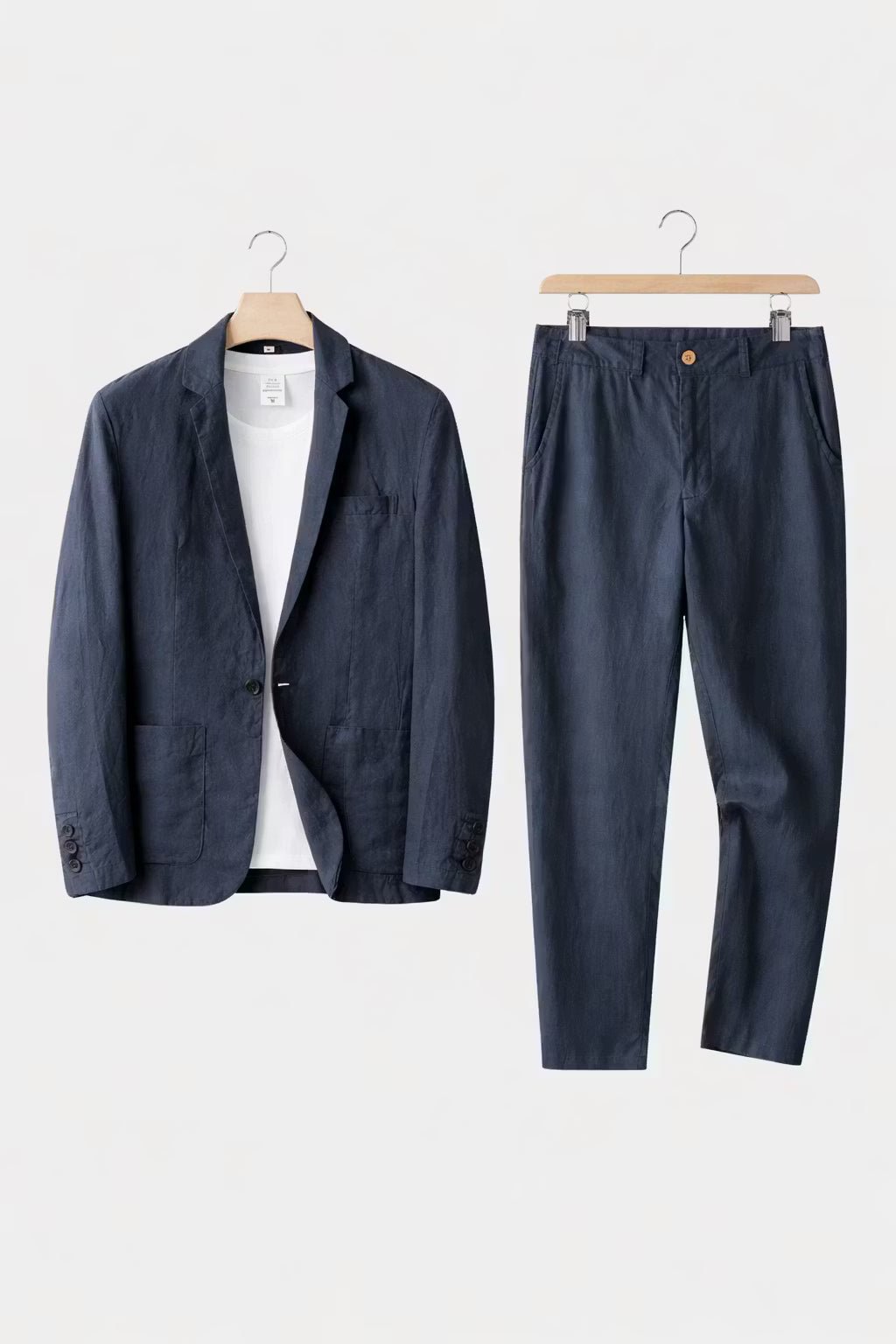 Moderner Herren Zweiteiler aus Leinen, Sakko und Hose in relaxter Passform, perfekt für stilvolle Sommeroutfits.