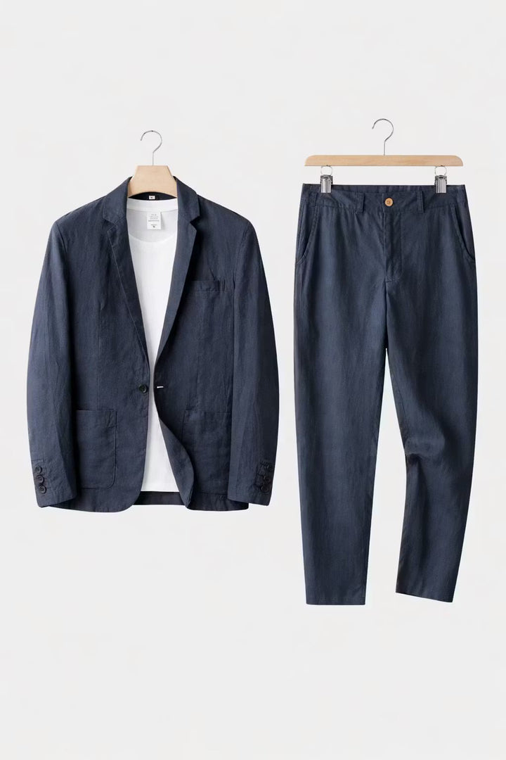 Moderner Herren Zweiteiler aus Leinen, Sakko und Hose in relaxter Passform, perfekt für stilvolle Sommeroutfits.