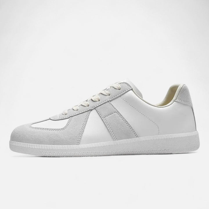 Frontansicht der lässigen Herren-Wintersneaker. Warme Retro-Schuhe für Herren für den Winter.