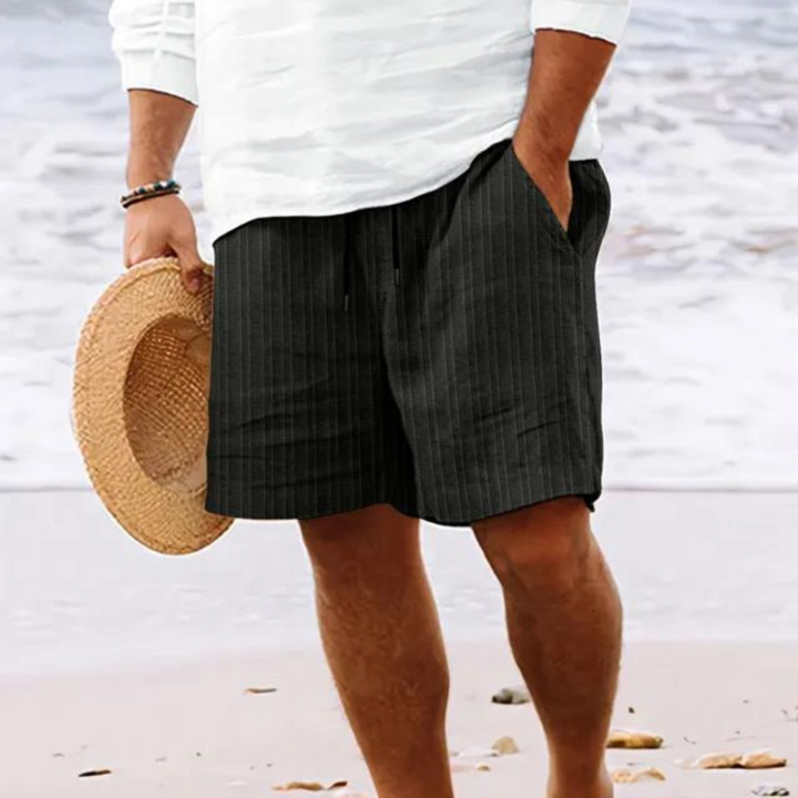 Moderne kurze Hosen für Herren, mit bequemem elastischem Bund. Ideale Sommergarderobe für Männer.