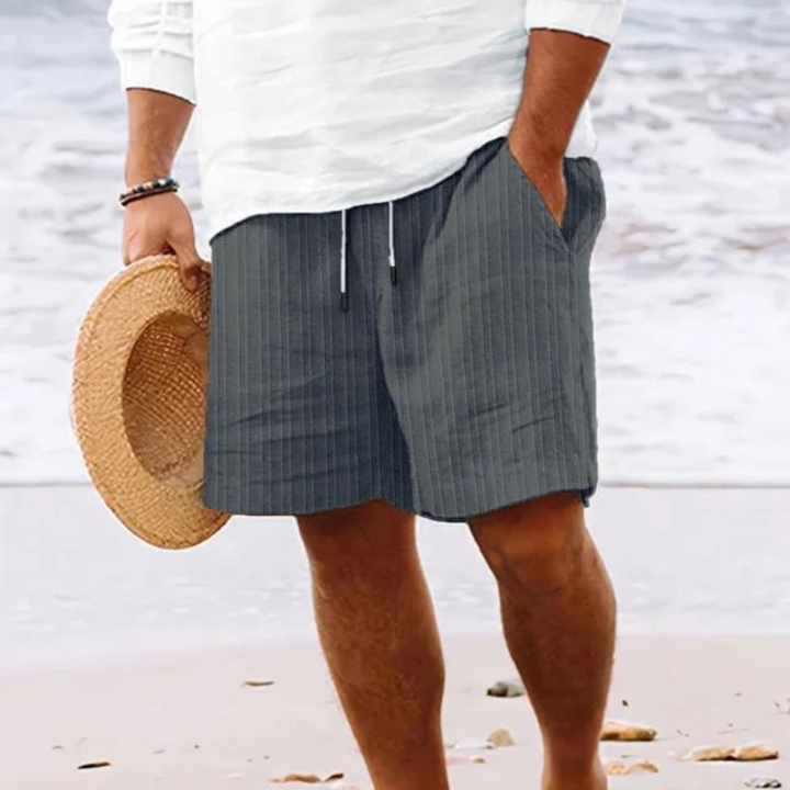 Vorderansicht der Herren Sommer Shorts mit elastischem Bund, schick & bequem für Freizeit-Looks.