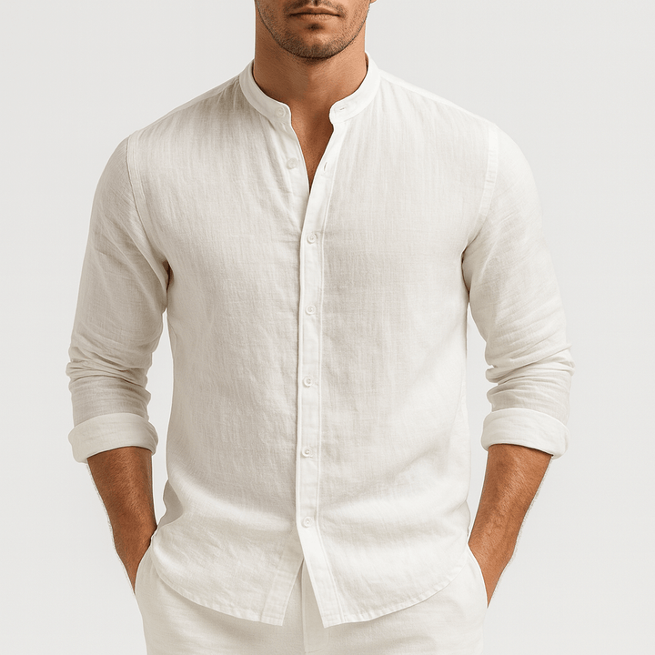 Mann trägt lässiges Stehkragen-Langarmhemd in casual Freizeit-Outfit. Moderner, bequemer Look für Herren.