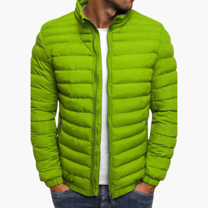 Mann trägt stilvolle, gesteppte Herrenjacke, perfekt für urbane Übergangsmode.