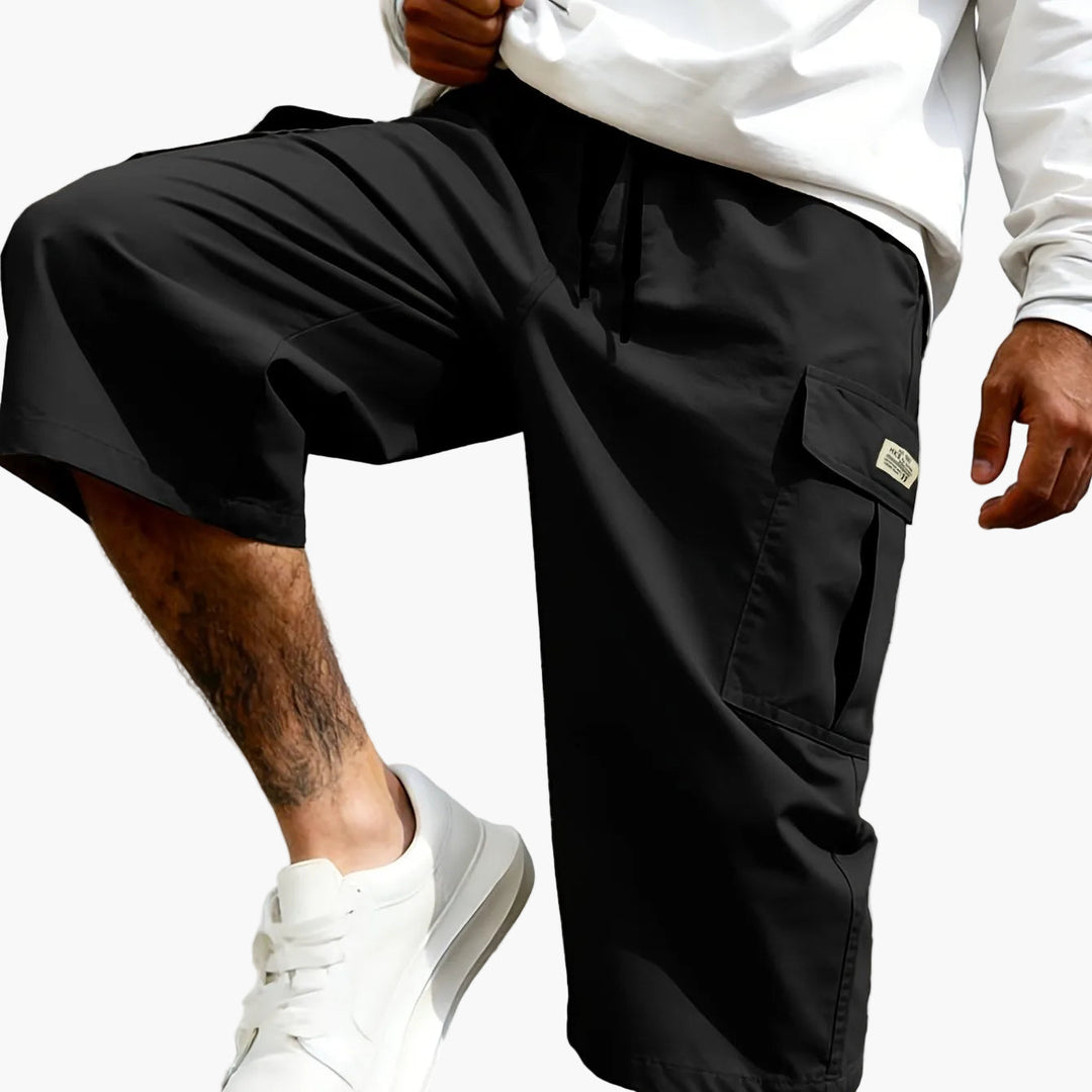 Graue Herren Cargo Shorts, bequem & vielseitig für urbane Abenteuer & Entspannung.