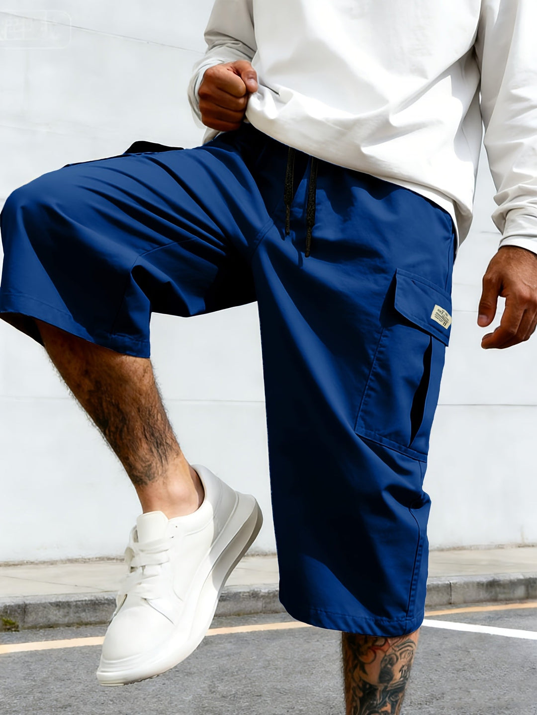 Moderne Herren Cargo Bermuda Shorts, atmungsaktiv & bequem für warme Sommertage.