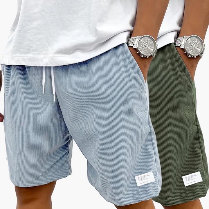 Mann trägt bequeme Herren Streetwear Shorts im urbanen Umfeld, stylisch und praktisch.