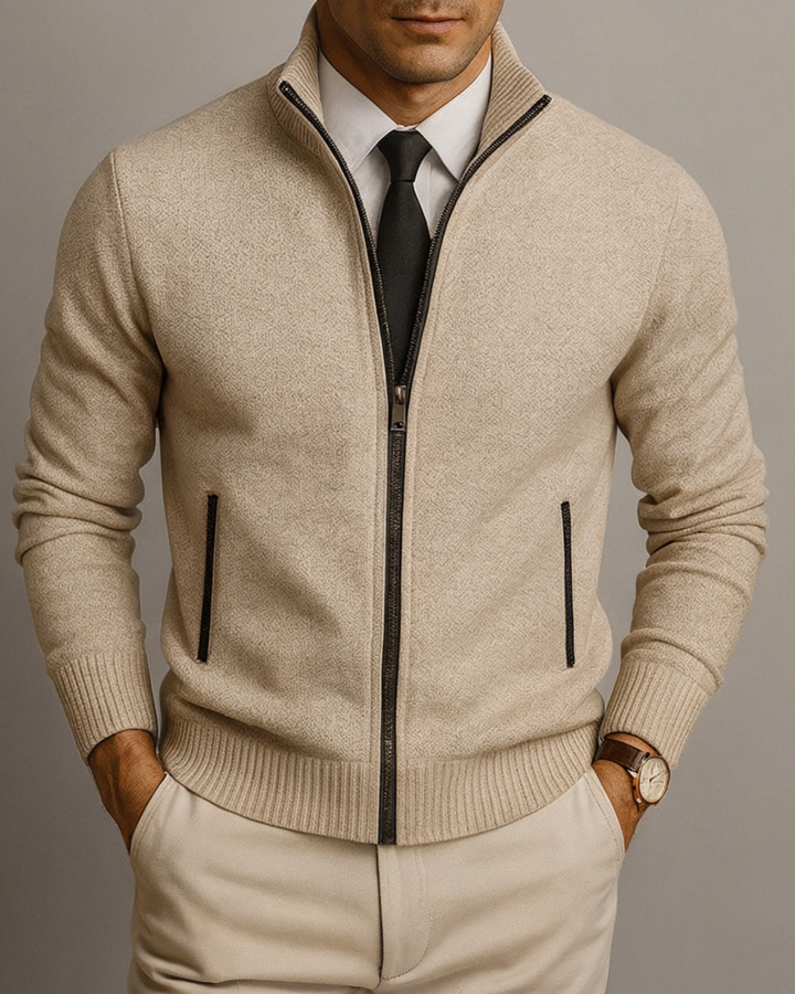 Mann trägt elegante Strickjacke im Business-Look. Vielseitiger, komfortabler Herren Cardigan für Büro & Meetings.