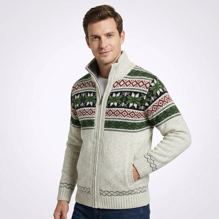 Klassische Herren Strickjacke mit feinem Strickmuster, Reißverschluss & hohem Kragen. Elegante nordische Mode.